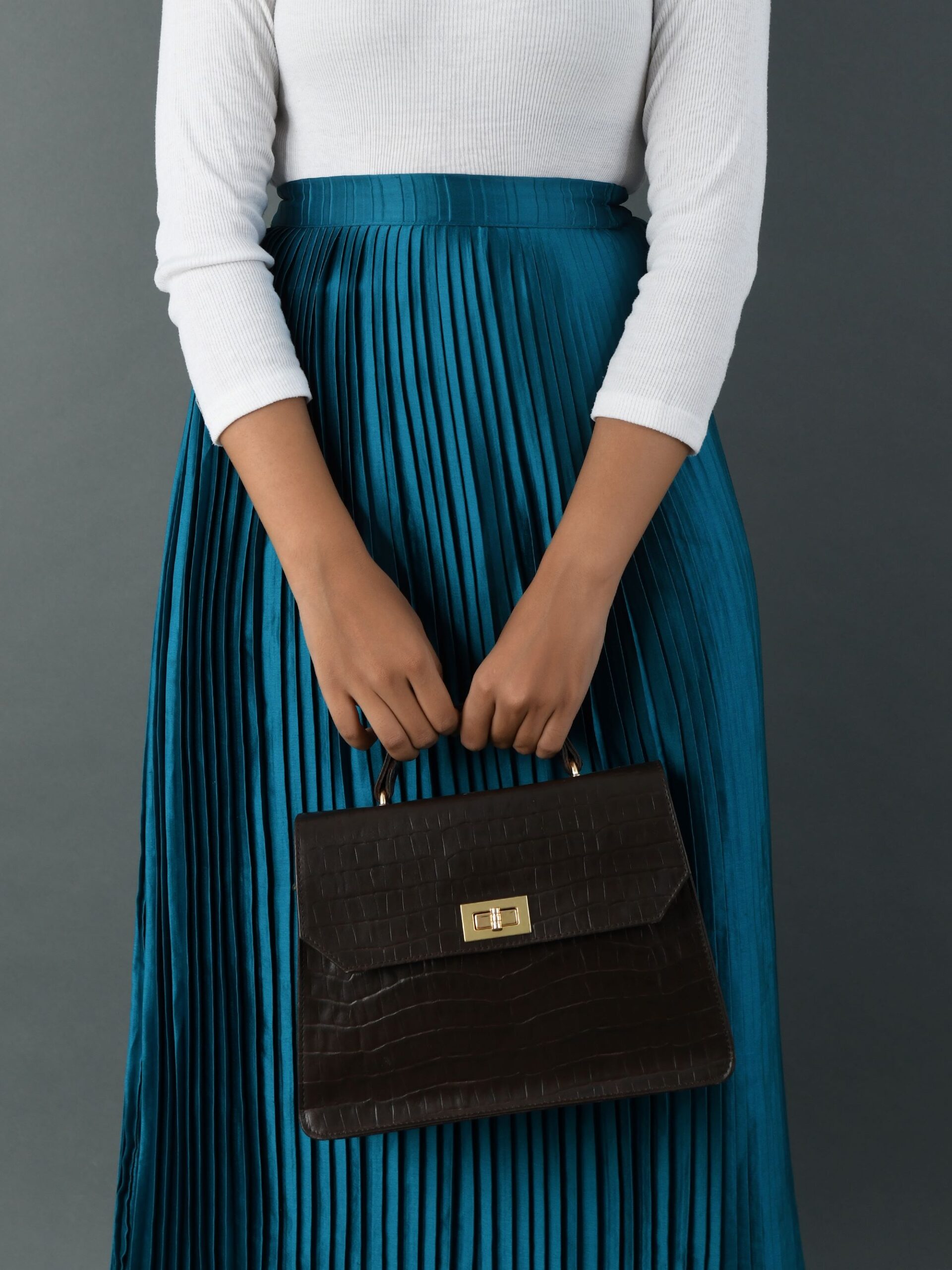 Luxury Genuine Leather Brown Handbag for Women – Crocodile-Embossed Purse with Gold Lock & Chain Strap