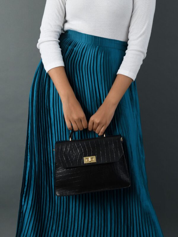 Luxury Genuine Leather Black Handbag for Women – Crocodile-Embossed Purse with Gold Lock & Detachable Chain Strap - Image 2