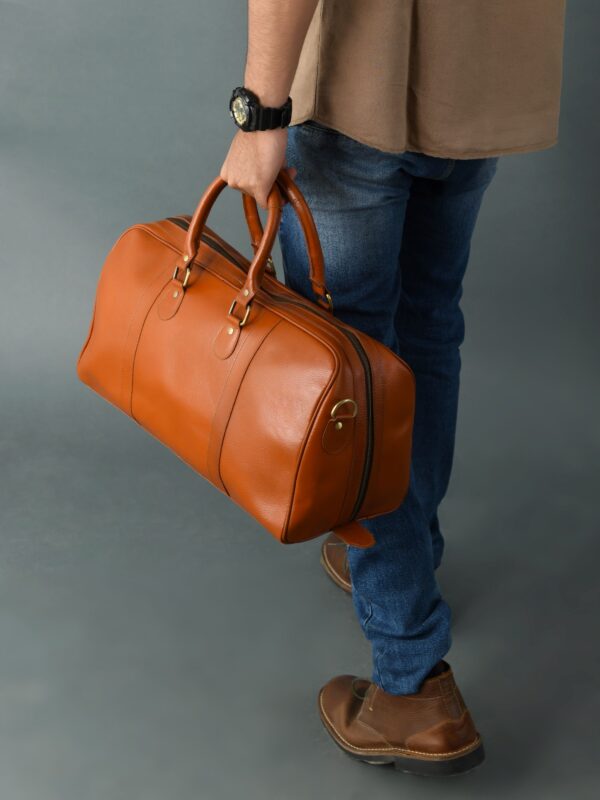 Premium Genuine Leather Duffel Bag for Men & Women – Spacious Travel Bag with Adjustable Shoulder Strap & Zipper Pocket